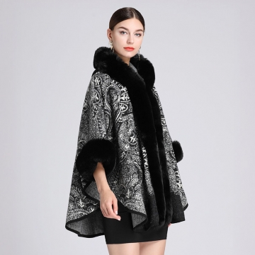 Утеплена накидка-шаль TopHutro чорна