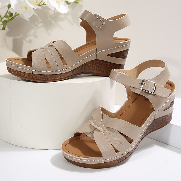 Босоніжки на широкій танкетці  - бежеві